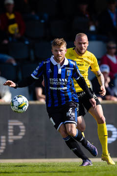Sirius Dennis Widgren och Mjällbys Adam Ståhl