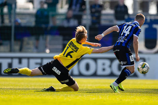 Mjällbys Alexander Johansson faller
