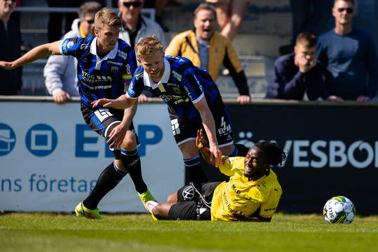 Sirius Dennis Widgren och Mjällbys Mamudu Moro