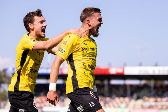 Mjällbys Colin Rösler och Ivan Kricak jublar
