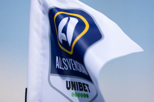 Hörnflagga med Allsvenskans och Unibets logo före