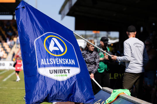 Flagga med Allvenskans och Unibets logo före