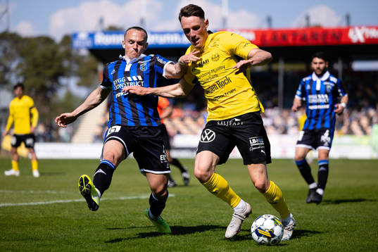 Sirius Aron Bjarnason och Mjällbys Noah Persson