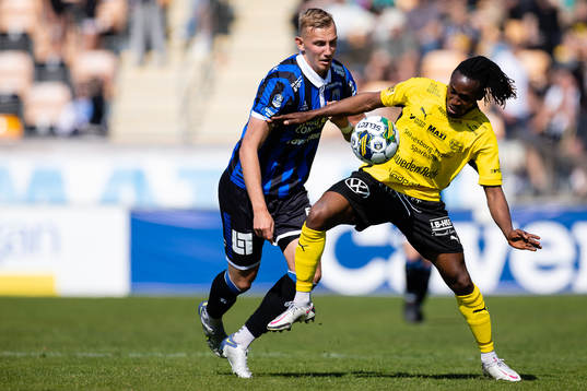 Sirius Jakob Voelkerling Persson och Mjällbys Mamudu Moro