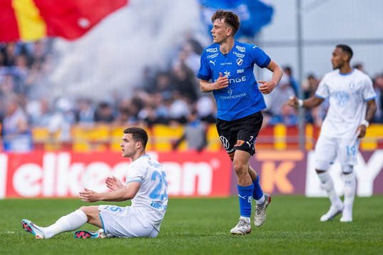 Malmö FFs Gabriel Busanello deppar bredvid Halmstads