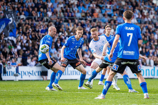 Halmstads Andreas Johansson och Viktor Granath försvarar
