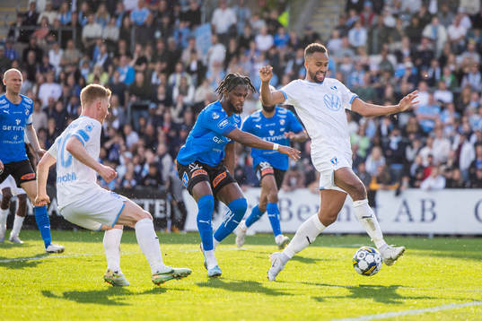 Halmstads Joseph Baffoe och Malmö FFs Isaac Kiese Thelin
