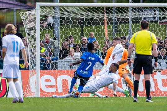 Halmstads Thomas Boakye oroar framför Malmö FFs Derek