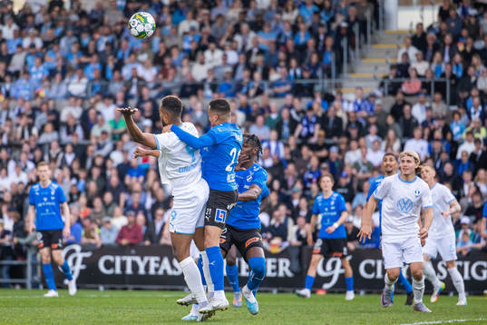 Malmö FFs Isaac Kiese Thelin och Halmstads Marcus Olsson