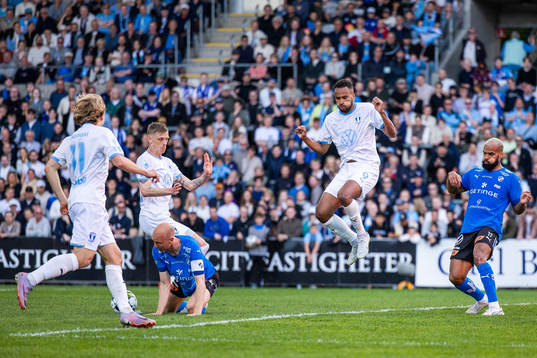 Halmstads Andreas Johansson och Phil Ofosu-Ayeh försvarar