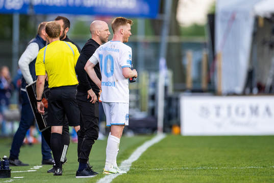 Malmö FFs tränare Henrik Rydström pratar med Anders