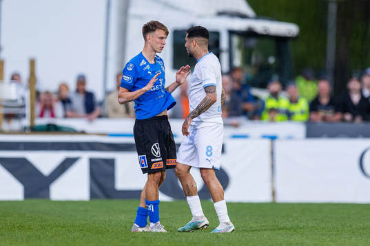 irriterat mellan Halmstads Kazper Karlsson och Malmö FFs