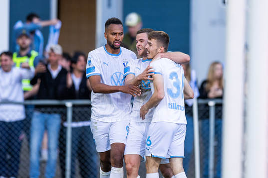 Malmö FFs Patriot Sejdiu (till häger) jublar med Isaac