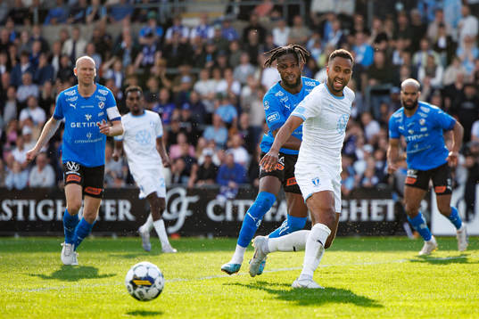 Halmstads Joseph Baffoe och Malmö FFs Isaac Kiese Thelin