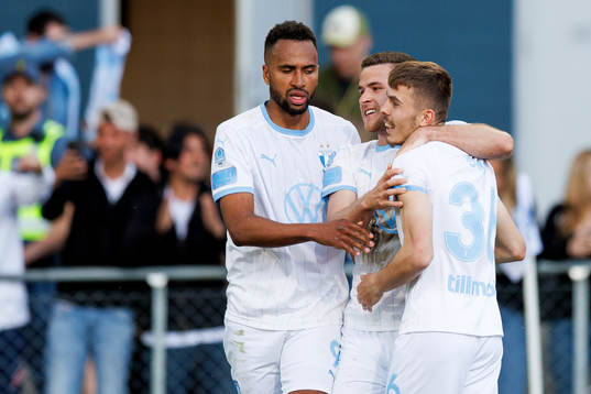 Malmö FFs Patriot Sejdiu jublar med Isaac Kiese Thelin