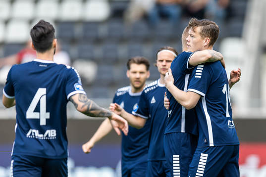 Utsiktens Albin Skoglund jublar med lagkamrater