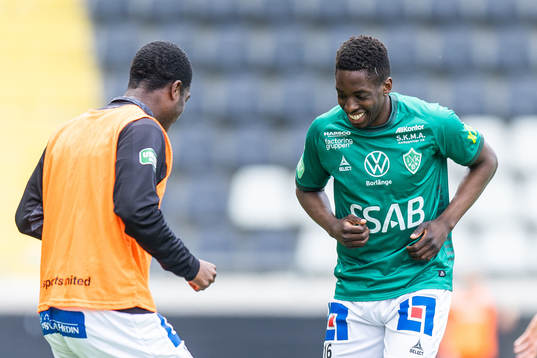 Brages Samouil Izountouemoi jublar med lagkamrater