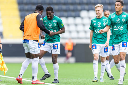 Brages Samouil Izountouemoi jublar med lagkamrater