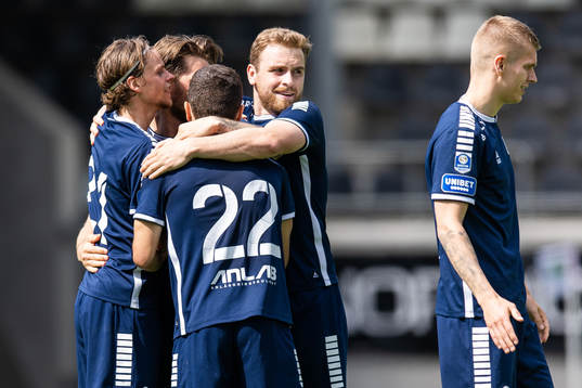 Utsiktens Fredrik Martinsson jublar med lagkamrater