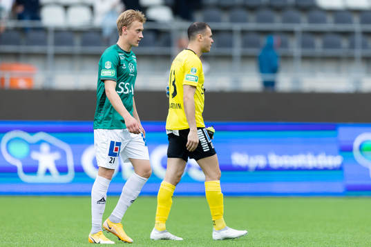 Brages Henry Sletsjøe och målvakt Andre Bernardini deppar