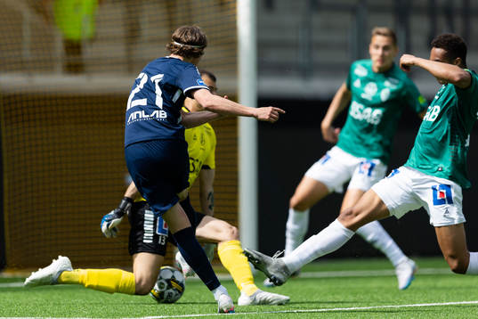 Utsiktens Fredrik Martinsson skjuter 3-1 i mål bakom