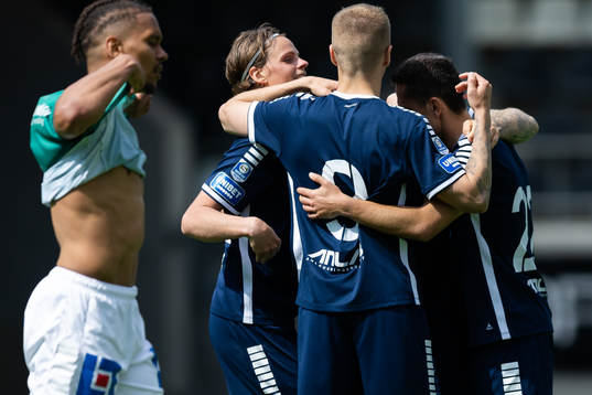 Utsiktens Fredrik Martinsson jublar med lagkamrater