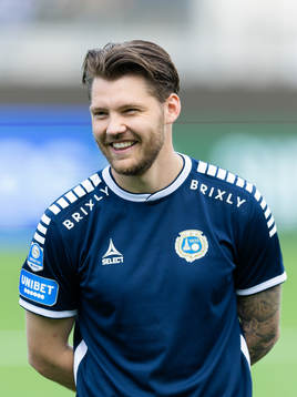 Utsiktens Karl Bohm på line up innan  fotbollsmatchen i