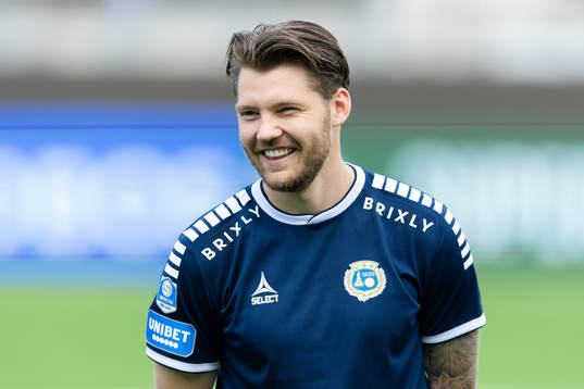 Utsiktens Karl Bohm på line up innan  fotbollsmatchen i