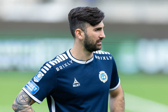 Utsiktens Allan Mohideen på line up innan  fotbollsmatchen