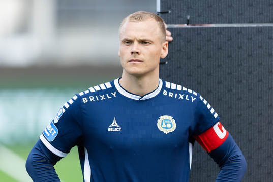 Utsiktens Jesper Brandt på line up innan  fotbollsmatchen