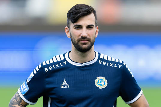 Utsiktens Allan Mohideen på line up innan  fotbollsmatchen