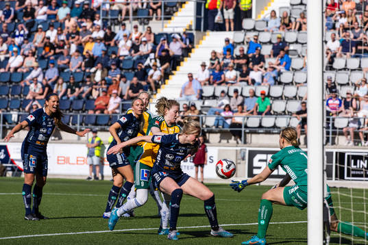Linköpings Emma Östlund och målvakt Cajsa Andersson