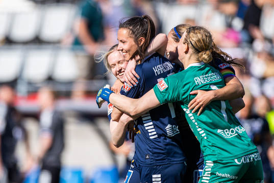 Linköpings Nellie Karlsson jublar med lagkamrater