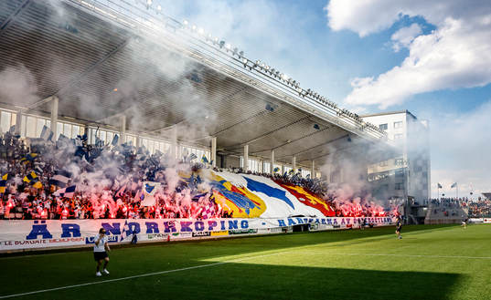 Hela långsidan med Norrköpings-supporters
