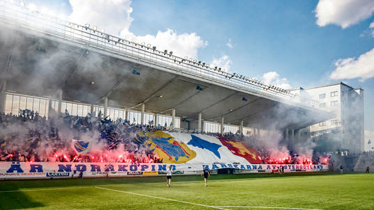 Hela långsidan med Norrköpings-supporters