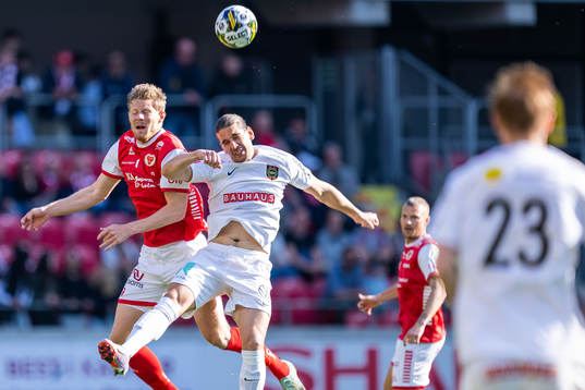 Kalmars Lars Saetra och Brommapojkarnas Nikola Vasic