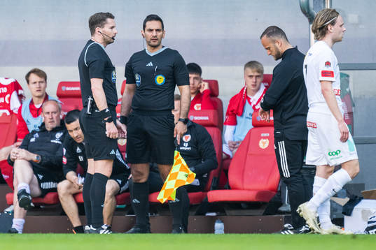 Domare Joakim Östling och assisterande domare Mark Josef