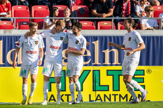 Brommapojkarnas Ludvig Fritzson jublar med lagkamrater