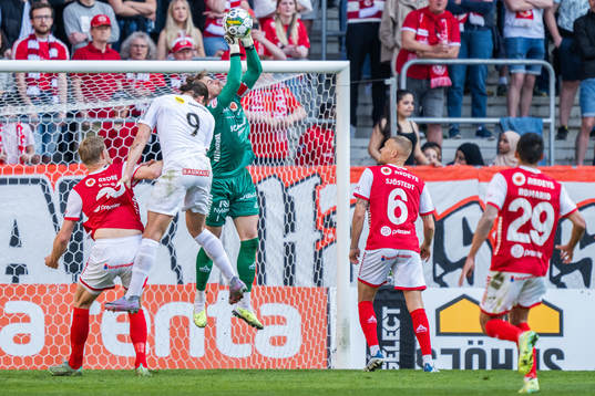 Brommapojkarnas Nikola Vasic och Kalmars målvakt Ricardo