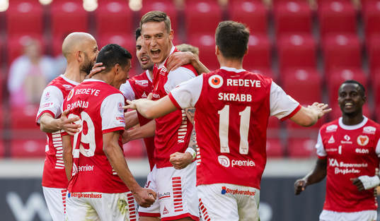 Kalmars Mileta Rajovic jublar med lagkamrater