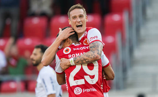 Kalmars Mileta Rajovic jublar med lagkamrater