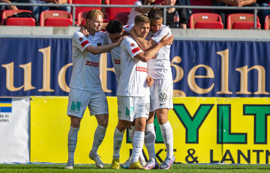 Brommapojkarnas Ludvig Fritzson jublar med lagkamrater