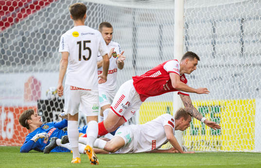 Brommapojkarnas målvakt Filip Sidklev och Kalmars Mileta