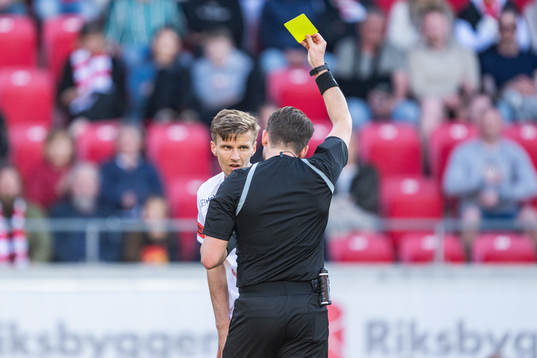 Domare Joakim Östling varnar Brommapojkarnas Samuel Leach