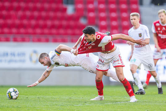 Brommapojkarnas Amadeus Sögaard och Kalmars Deniz Hummet