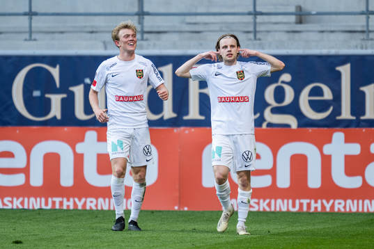 Brommapojkarnas Oscar Pettersson jublar