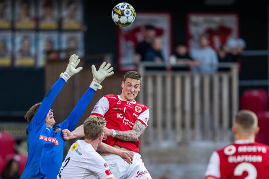 Brommapojkarnas målvakt Filip Sidklev och Kalmars Mileta