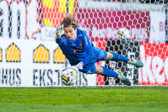Brommapojkarnas målvakt Filip Sidklev