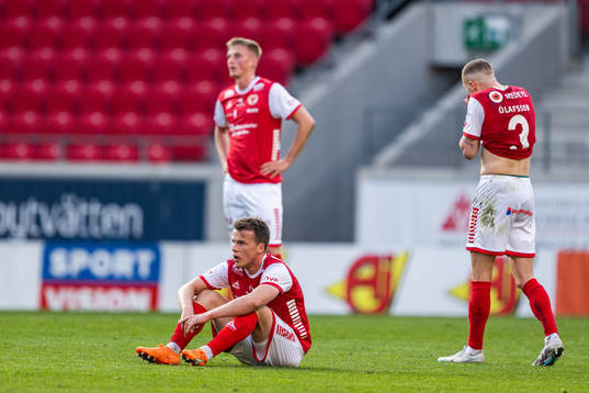 Kalmars Simon Skrabb och David Kristjan Olafsson deppar