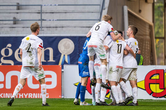 Brommapojkarnas Samuel Kroon jublar med lagkamrater